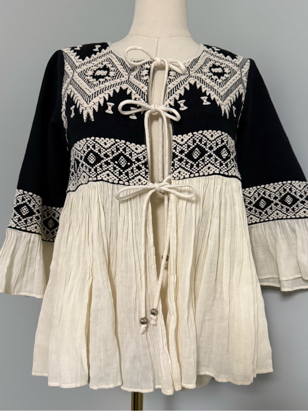Lucy and Laurel,Black & Cream Embroidered Tie-Front Boho Top/Jacket size small
